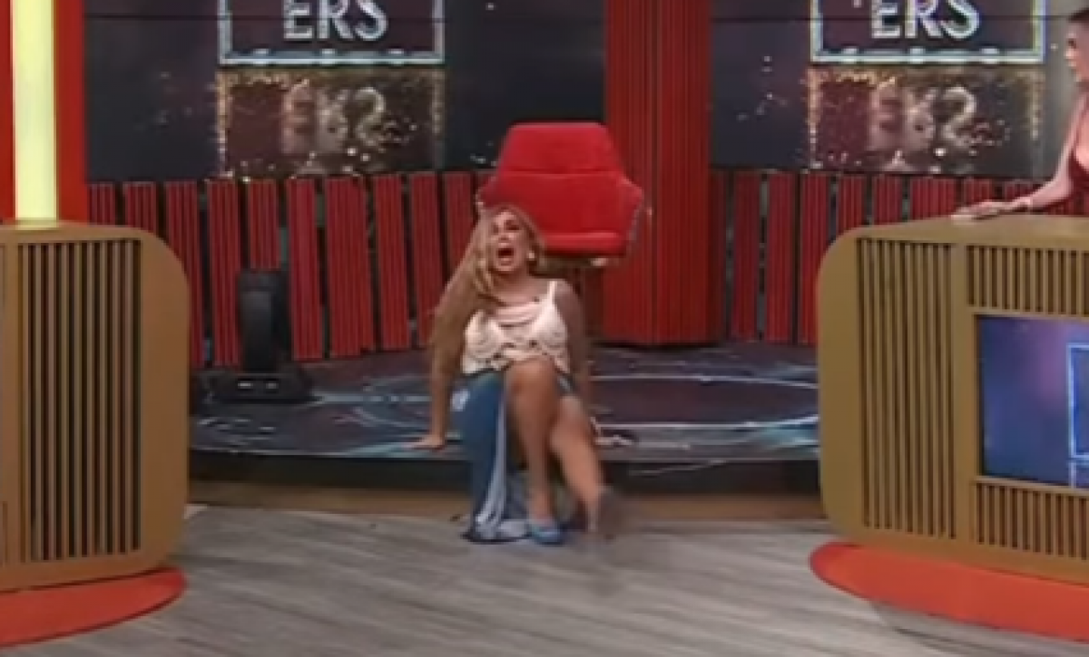 Mariela Viteri se cae en vivo Los Hackers