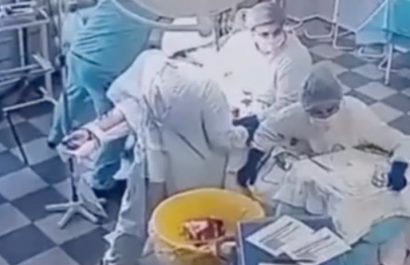 Equipo médico mantiene la calma y protege a paciente durante fuerte terremoto en Rusia