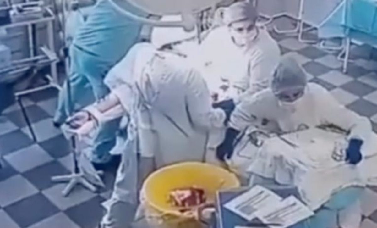 Equipo médico mantiene la calma y protege a paciente durante fuerte terremoto en Rusia
