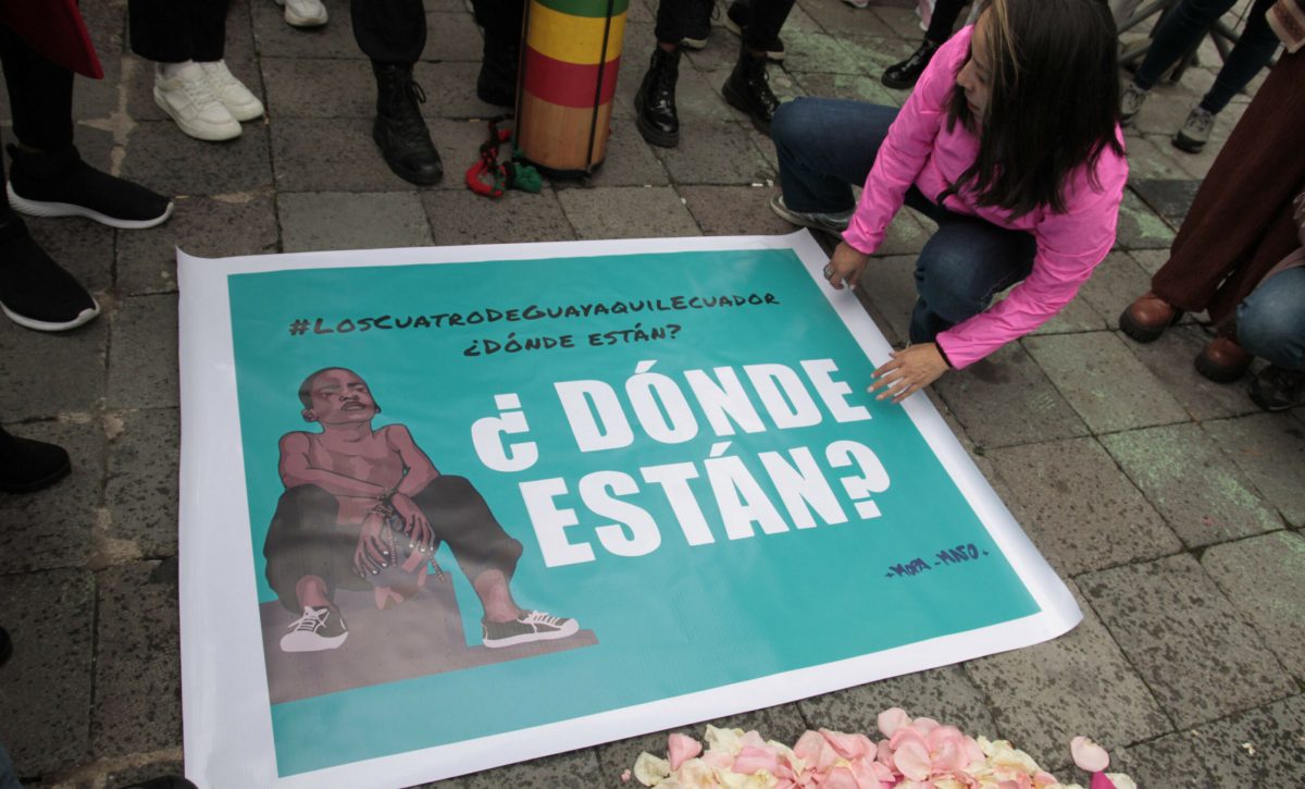Familiares y colectivos sociales de los menores desaparecidos, han realizado 
 plantón exigiendo el regreso de niños desaparecidos.