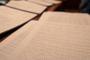 La asociación entregará a los dueños de restaurantes de Playita Mía y playa El Murciélago los menús en sistema braille. (Foto con IA)