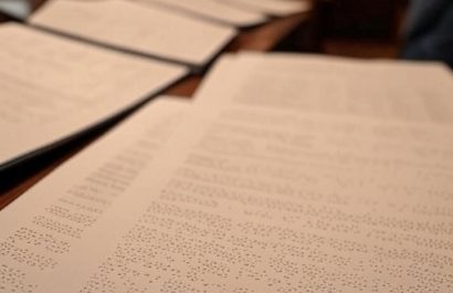 La asociación entregará a los dueños de restaurantes de Playita Mía y playa El Murciélago los menús en sistema braille. (Foto con IA)