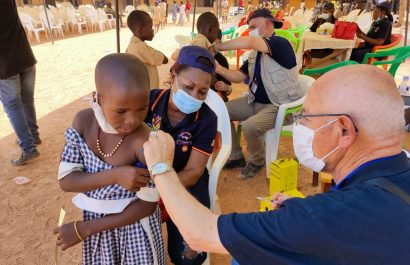 Médicos Sin Fronteras alerta sobre impacto mortal en niños por recortes de EE.UU. a plan de vacunación mundial