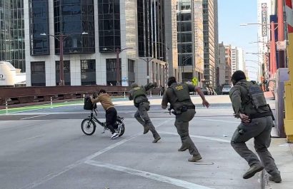 Inmigrante evade arresto en bicicleta durante redada del ICE en Chicago