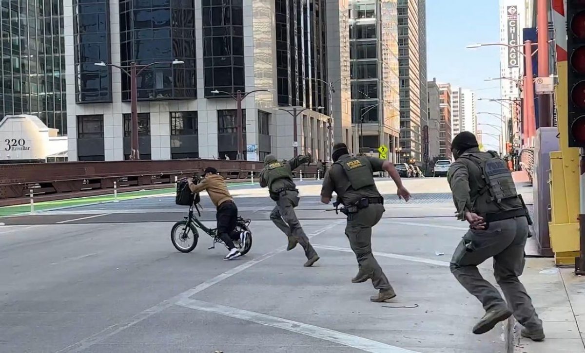 Inmigrante evade arresto en bicicleta durante redada del ICE en Chicago