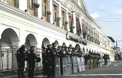 Policías y militares refuerzan su presencia en los exteriores de la Gobernación de Latacunga.