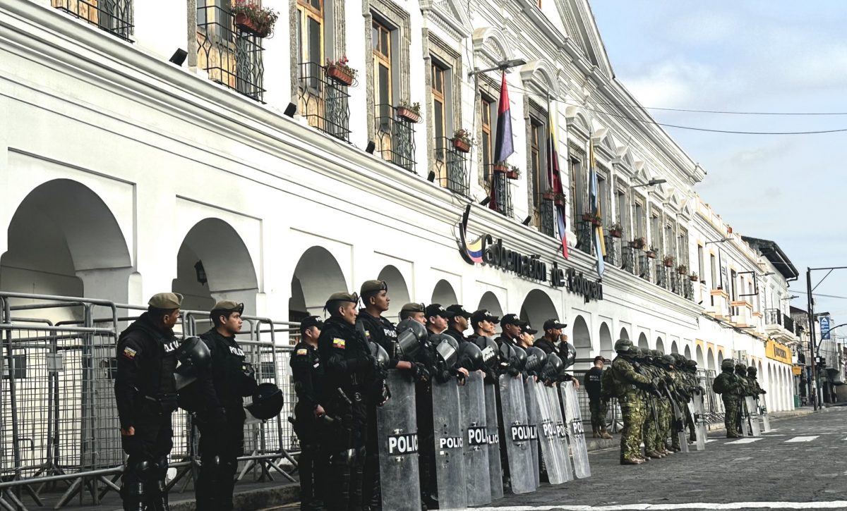 Policías y militares refuerzan su presencia en los exteriores de la Gobernación de Latacunga.