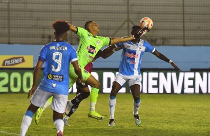 Jugadores del Manta FC en un partido por Liga Pro.