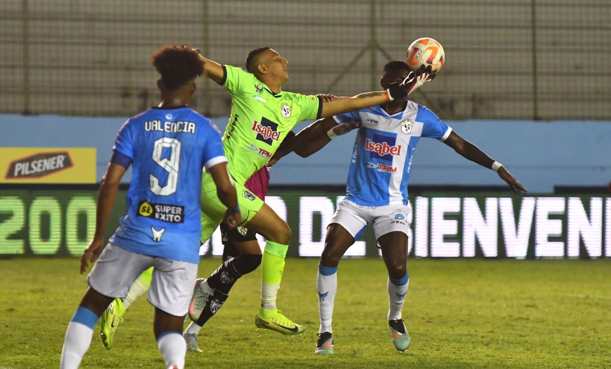 Jugadores del Manta FC en un partido por Liga Pro.