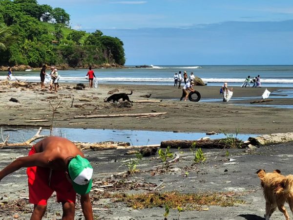 El Club Rotario Manta se une a la Minga Mundial por el Medio Ambiente con limpieza de playas y parques.