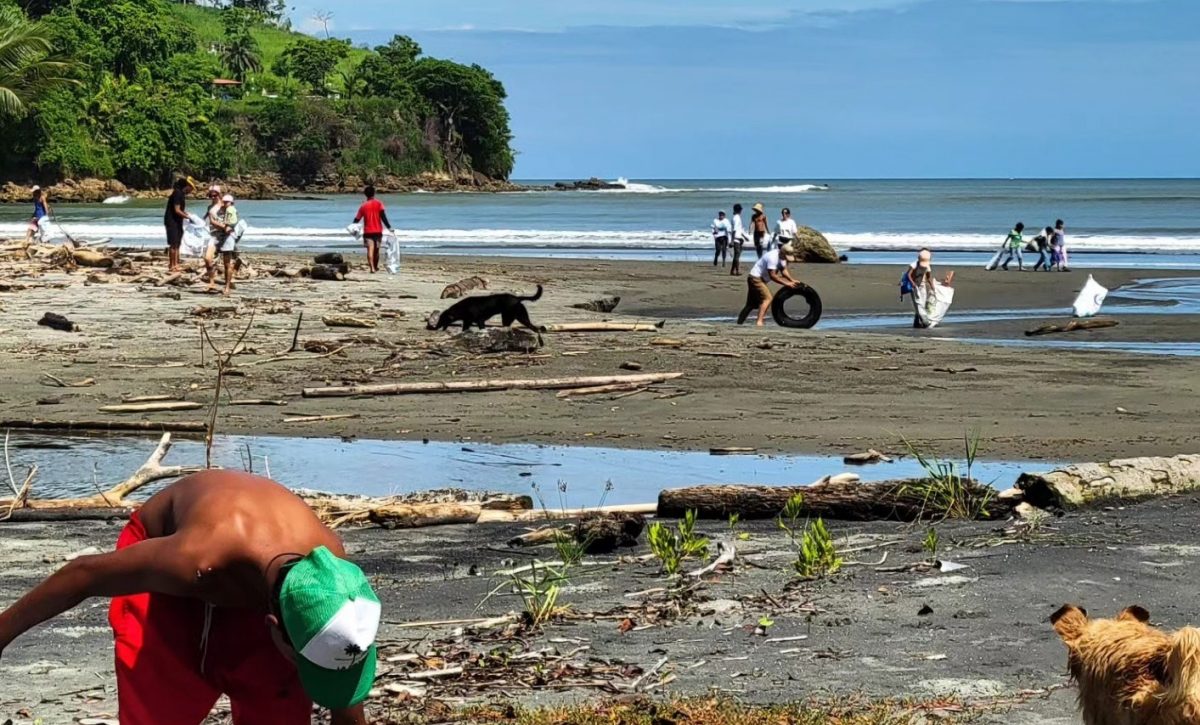 El Club Rotario Manta se une a la Minga Mundial por el Medio Ambiente con limpieza de playas y parques.