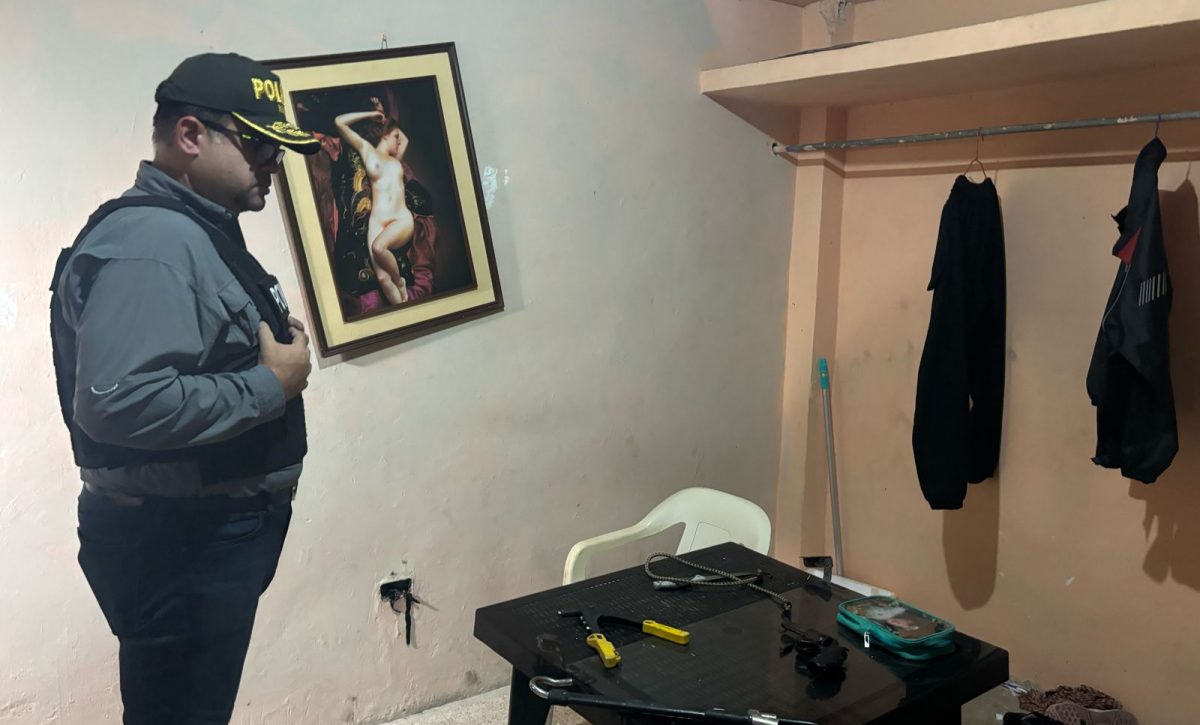 Ministro del Interior advierte a operadoras de telecomunicaciones sobre señal en cárceles de Ecuador