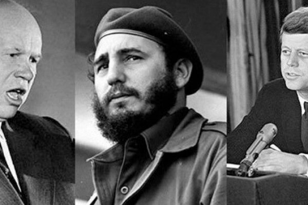 En octubre de 1962 comenzó la Crisis de los Misiles de Cuba. Estados Unidos acusó a la URSS de instalar misiles en Cuba, cuando años antes Estados Unidos había colocado misiles en Turquía apuntando hacia Moscú.
