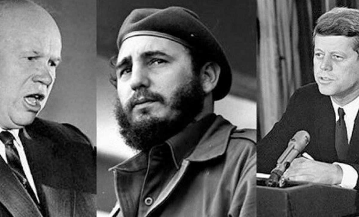 En octubre de 1962 comenzó la Crisis de los Misiles de Cuba. Estados Unidos acusó a la URSS de instalar misiles en Cuba, cuando años antes Estados Unidos había colocado misiles en Turquía apuntando hacia Moscú.