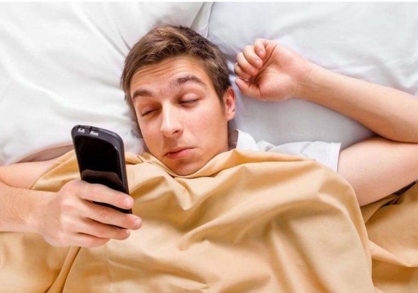 Por qué no deberías revisar el teléfono al despertar: Hábitos para un mejor inicio del día