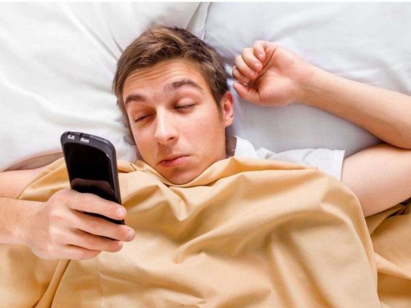 Por qué no deberías revisar el teléfono al despertar: Hábitos para un mejor inicio del día