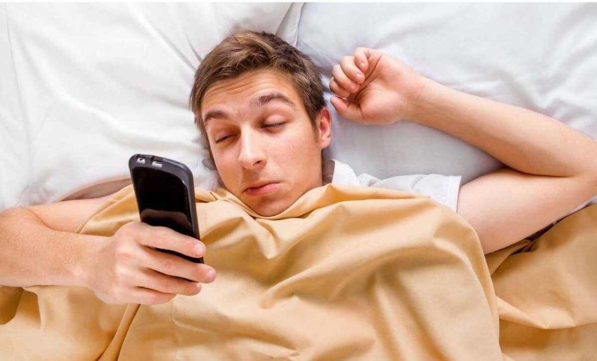 Por qué no deberías revisar el teléfono al despertar: Hábitos para un mejor inicio del día