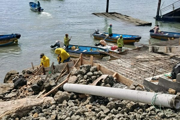 La obra en el muelle de chaluperos mide 17 metros de largo por cuatro metros de ancho y ya presenta el 70% de avance.