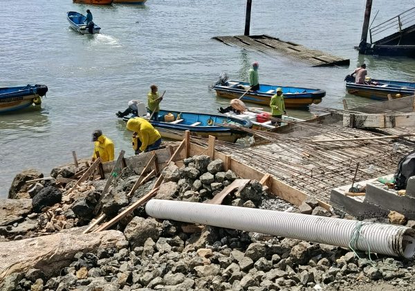 La obra en el muelle de chaluperos mide 17 metros de largo por cuatro metros de ancho y ya presenta el 70% de avance.