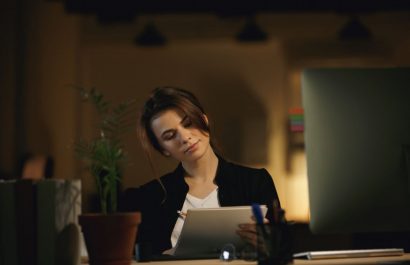 Turnos nocturnos: el riesgo invisible que puede complicar el embarazo y la salud hormonal