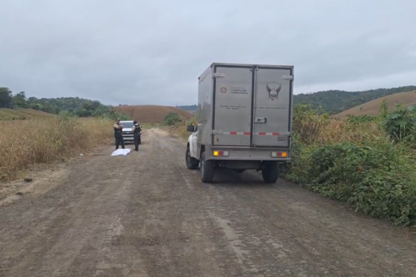 Policía investiga el hallazgo de una mujer sin vida, aún no identificada en la vía Colón - Quimis