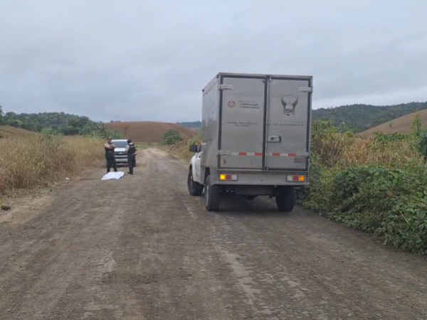 Policía investiga el hallazgo de una mujer sin vida, aún no identificada en la vía Colón - Quimis
