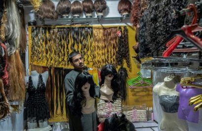Mujeres en Afganistán venden su cabello en secreto para sobrevivir