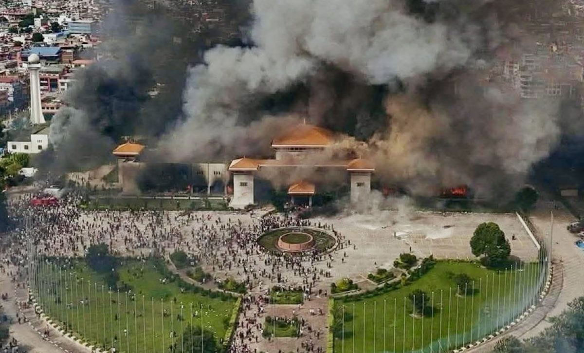 Nepal arde: protestas por bloqueo de redes fuerzan salida del primer ministro Sharma Oli