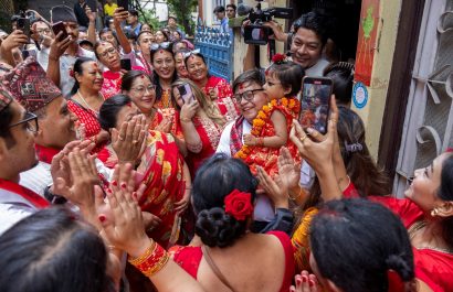 Impactante ceremonia en Katmandú: una niña se convierte en la Kumari y recibe la adoración de miles