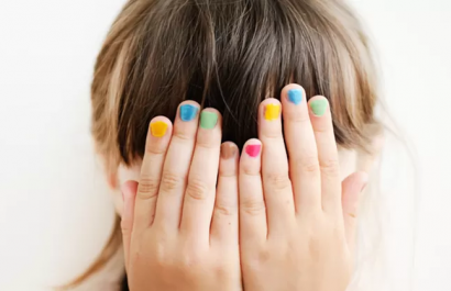 Riesgos ocultos del esmalte de uñas en niñas: lo que muchos padres no saben