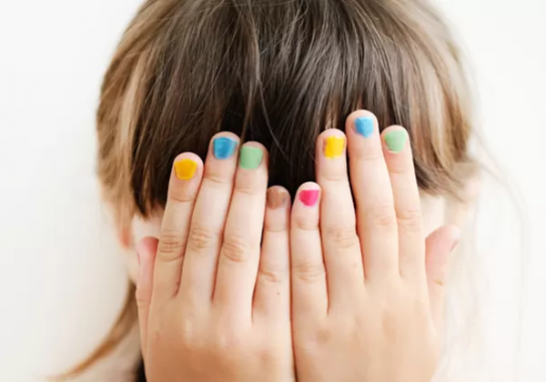 Riesgos ocultos del esmalte de uñas en niñas: lo que muchos padres no saben