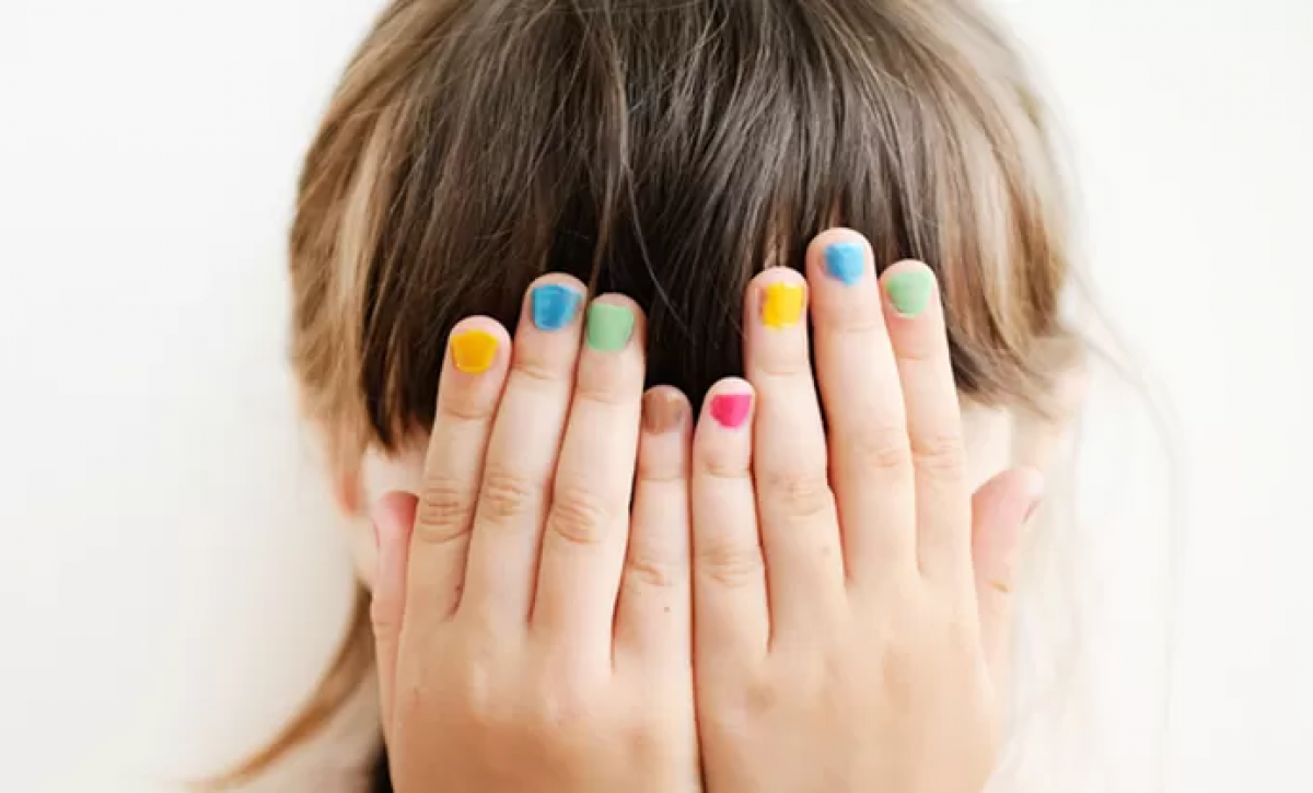 Riesgos ocultos del esmalte de uñas en niñas: lo que muchos padres no saben