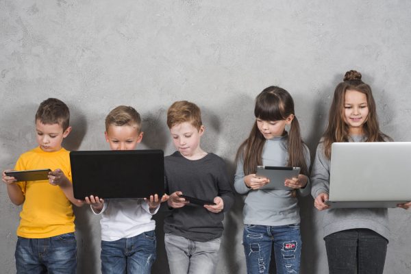 ¿Las pantallas afectan a tus hijos? Estudio revela un preocupante círculo vicioso