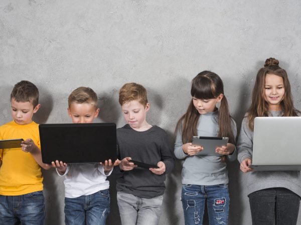 ¿Las pantallas afectan a tus hijos? Estudio revela un preocupante círculo vicioso