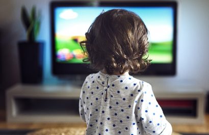 ¿Tu hijo pasa mucho tiempo frente a una pantalla? Esto dicen los expertos sobre TV, celulares y tabletas
