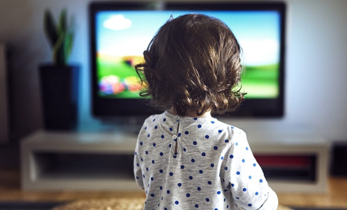 ¿Tu hijo pasa mucho tiempo frente a una pantalla? Esto dicen los expertos sobre TV, celulares y tabletas