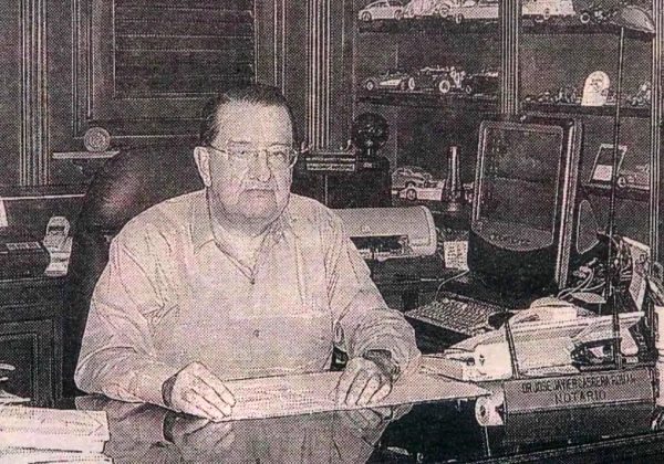 El notario Cabrera movió alrededor de 800 millones de dólares y operó por lo menos durante una década antes de su muerte, ocurrida el 26 de octubre de 2005, tras una noche de excesos en un hotel de lujo, en Quito.