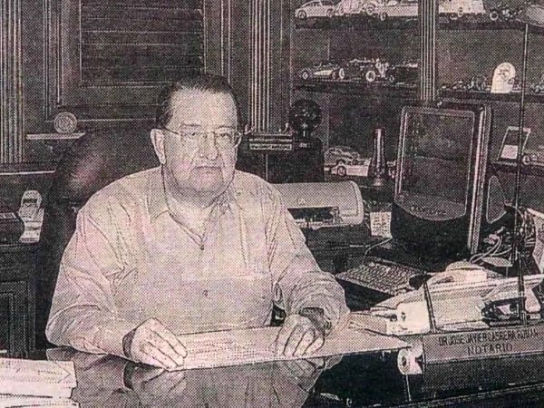 El notario Cabrera movió alrededor de 800 millones de dólares y operó por lo menos durante una década antes de su muerte, ocurrida el 26 de octubre de 2005, tras una noche de excesos en un hotel de lujo, en Quito.