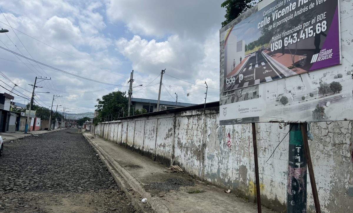 Los trabajos en la calle Vicente Macías quedaron abandonados hace más de un mes.