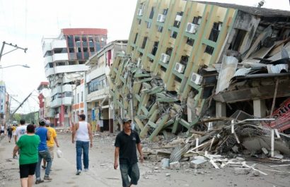 El edificio del Magisterio colapsó por el terremoto del 16 de abril de 2016. FOTO: El Diario.