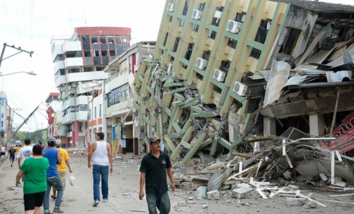 El edificio del Magisterio colapsó por el terremoto del 16 de abril de 2016. FOTO: El Diario.