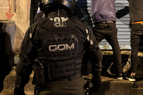 Allanamientos simultáneos en Quito revelan redes de narcotráfico y robo