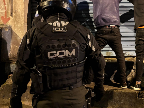 Allanamientos simultáneos en Quito revelan redes de narcotráfico y robo