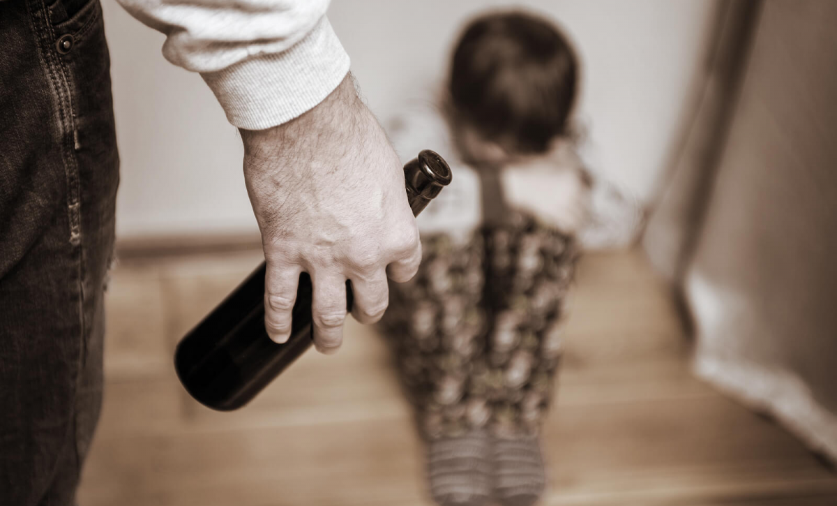 ¿Beber delante de tus hijos? Esto podría influir más de lo que crees, advierten expertos