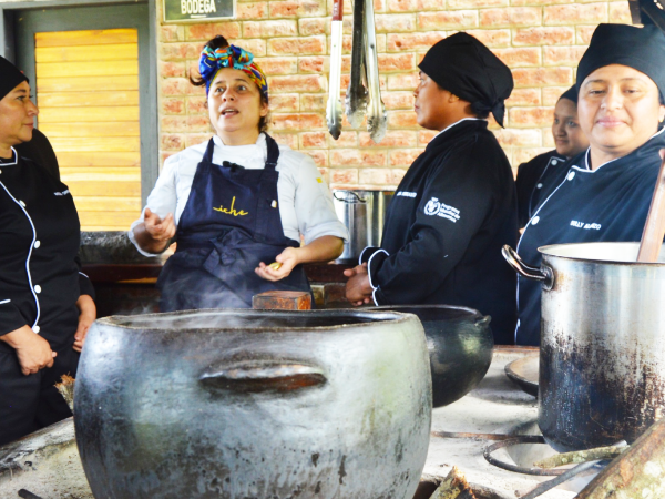 Los padres de familia son capacitados por chef de la escuela gastronómica Iche.