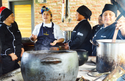 Los padres de familia son capacitados por chef de la escuela gastronómica Iche.