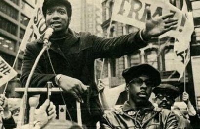 Fred Hampton, líder del Partido Pantera Negra, fue asesinado por el FBI en Chicago mientras dormía. Se encontraron cerca de 100 casquillos de bala en el lugar.