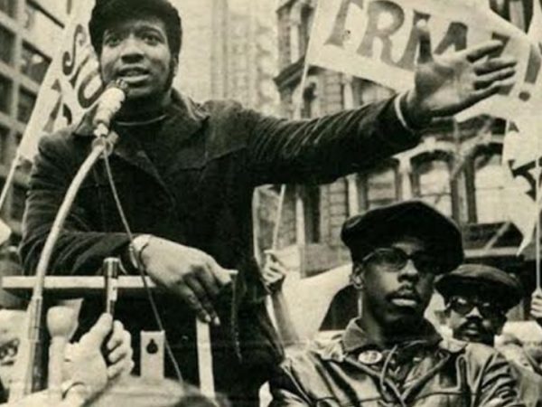 Fred Hampton, líder del Partido Pantera Negra, fue asesinado por el FBI en Chicago mientras dormía. Se encontraron cerca de 100 casquillos de bala en el lugar.
