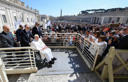 El papa Francisco reapareció en la Plaza De San Pedro para saludar a los fieles.