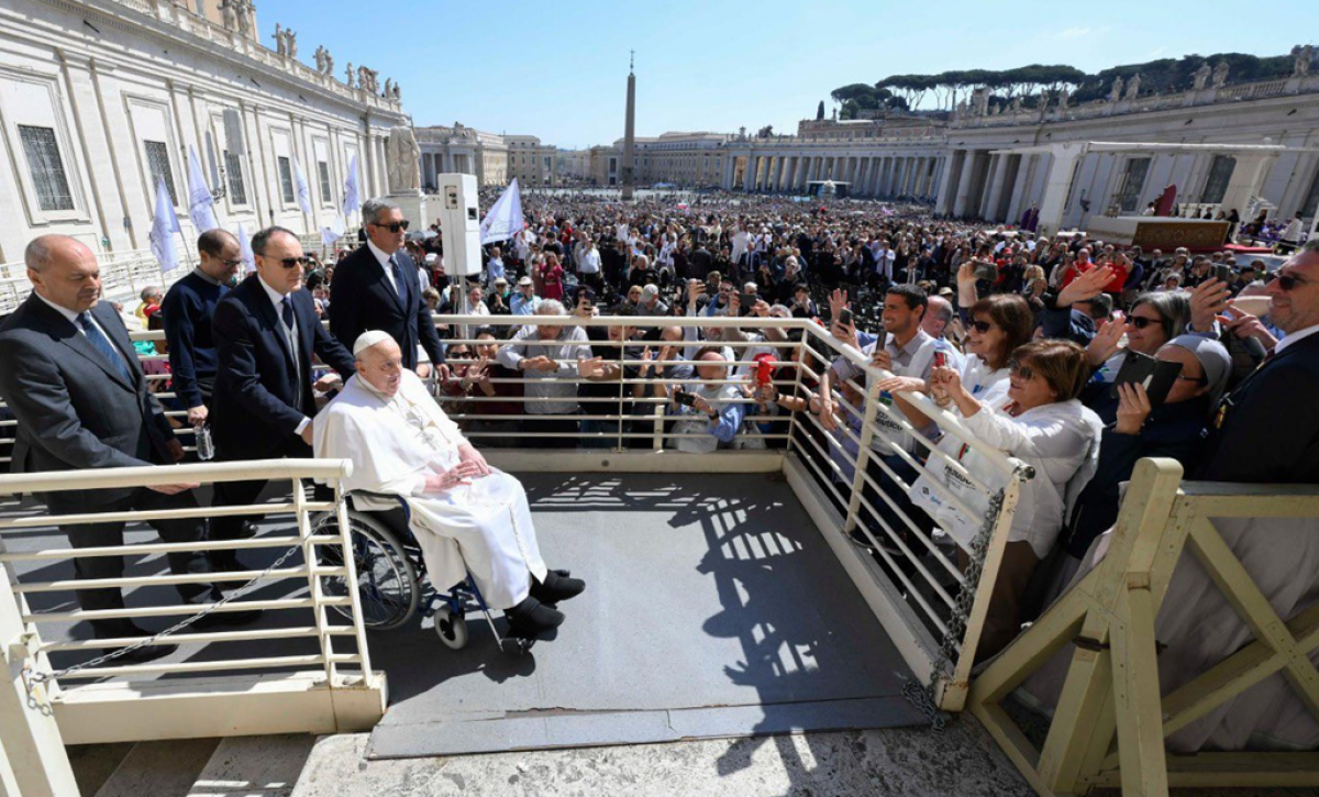 El papa Francisco reapareció en la Plaza De San Pedro para saludar a los fieles.